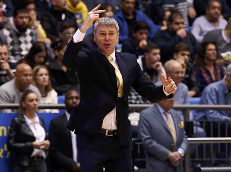 השמיכה קצרה מתמיד. בגאצקיס (צילום: אלן שיבר)