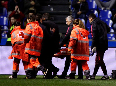 טורס על האלונקה. "כולנו מאוחדים סביבו" (getty)