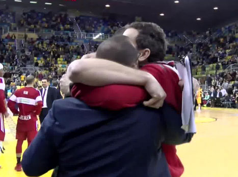 חלק מאנשי הספסל לא התאפקו עוד לפני הבאזר