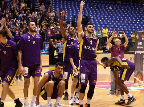 שחקני חולון חוגגים בהיכל. "חולון זה הבית שלי, אני מאוד נהנה" (אלן שיבר)