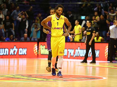 ייפרד עם טקס. ווייאט (מנהלת הליגה)