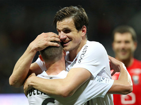 שחקני קון חוגגים הישארות דרמטית (Getty)