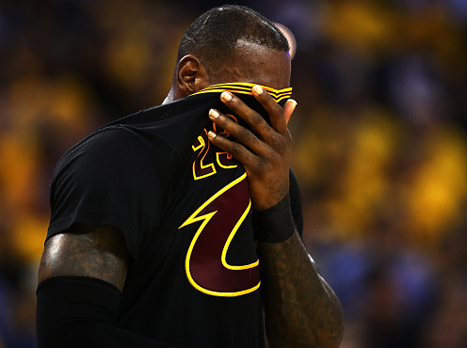 התשישות עושה את שלה. לברון ג'יימס (getty)