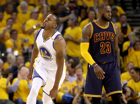 אחד חוגג, השני התייאש. איגודאלה (מימין) ולברון (getty)