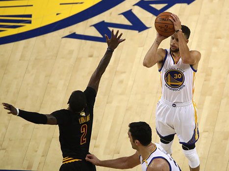 הידית לא הייתה מאופסת, אבל סטף קרי מצא דרכים אחרות לתרום לקבוצתו (getty)