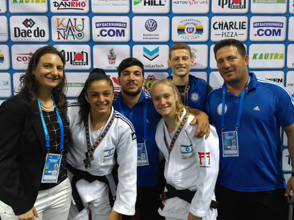 פרימן מולכה חוגגות עם מאמניהן (צילום באדיבות איגוד הג'ודו)