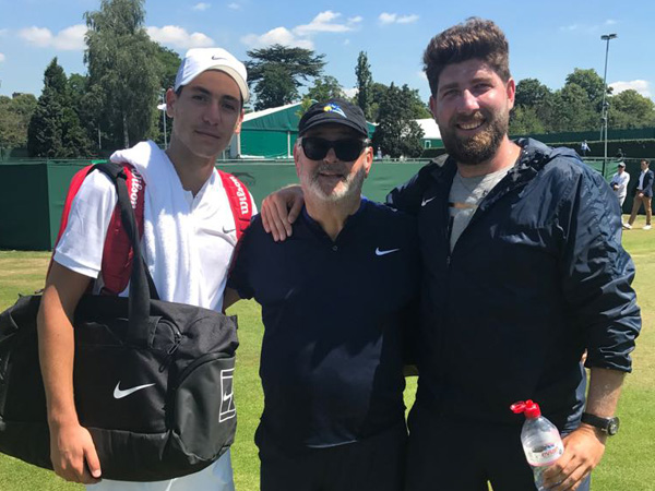 עוליאל עם מאמנו ג'אן פוצ'טאר והספונסר דייויד קופר (צילום: נבחרת דוד)