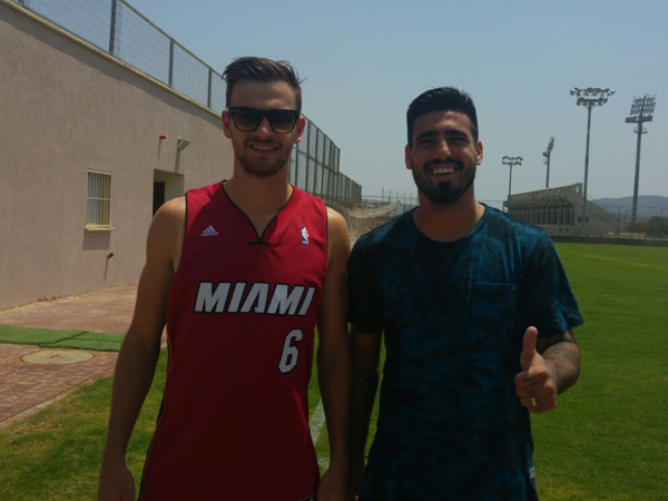 גאושו (מימין) ולוקה. נהנים בסכנין