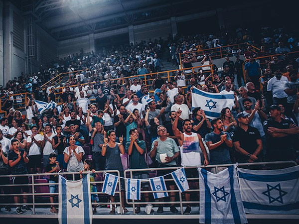 הקהל הישראלי שהגיע לעודד (FIBA)