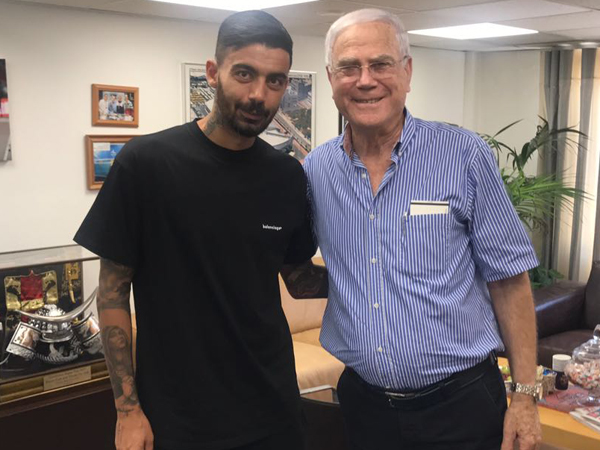 אתנסיאדיס עם שחר. "רק הגיע, רק הערב אראה אותו מקרוב" (האתר הרשמי)