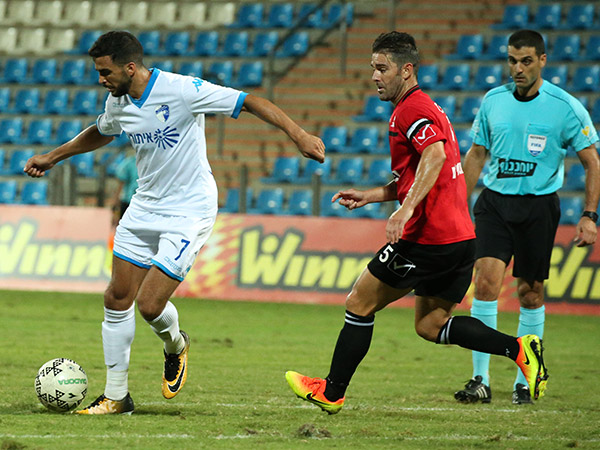 צפה בניצחון מהספסל. עאבד (אנצ'ו גוש)