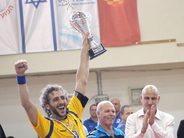 יואב נאמן מניף את התואר הראשון (צילום: משה דהן, הפועל אשדוד)