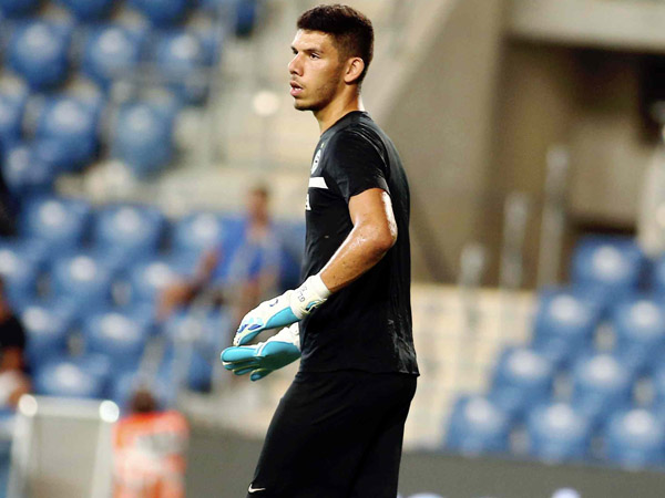 השוער הצעיר צריך עוד קצת ביטחון. גלזר (אלן שיבר)