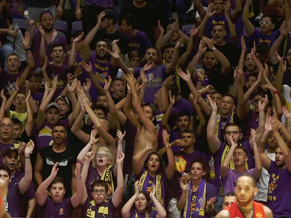 הקהל החולוני המשיך להגיע בהמוניו (אלן שיבר)