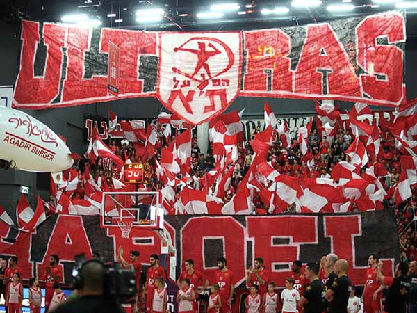 הקהל האדום עם נוכחות מרשימה (אלן שיבר)