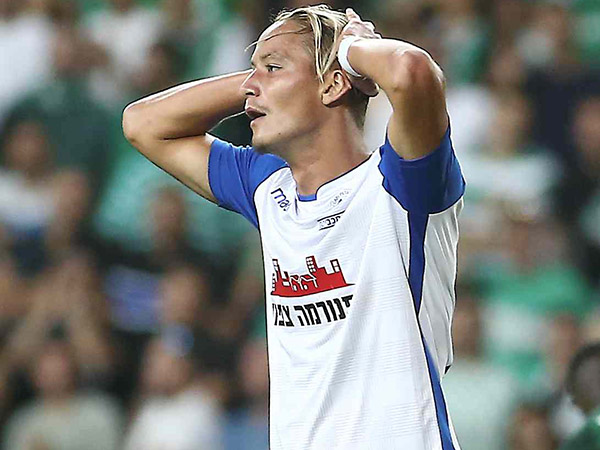 בריק תופס את הראש. "אנחנו פראיירים" (צילום: אלן שיבר)