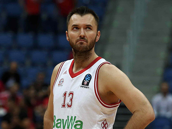 מצ'באן. קלע שמונה נקודות רצופות ברבע השלישי (אלן שיבר)