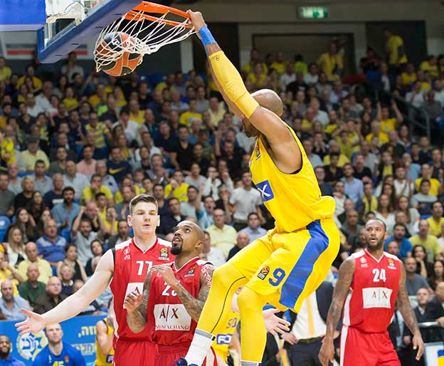 טיוס הטביע את האיטלקים בדרך לניצחון (צילום: אלן שיבר)