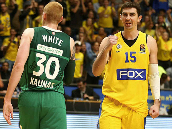 חזר ממשחקי הנבחרת. ג'ייק כהן (אלן שיבר)