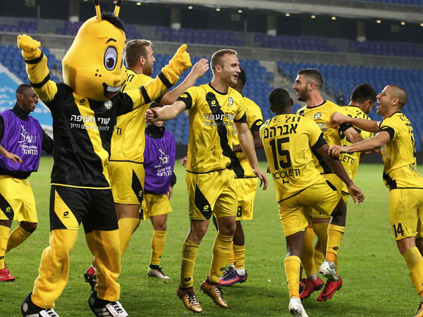 חגגו בלי ערן לוי. שחקני נתניה בסיום (אלן שיבר)