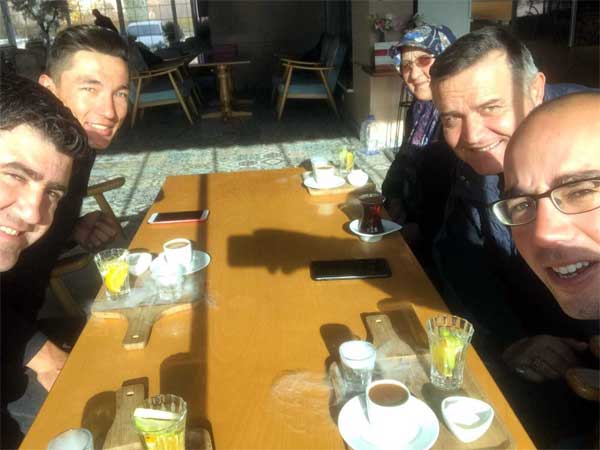 רן מרגליות מנסה לשכנע את אורקן ומשפחתו לא לעזוב, בביקורו בטורקיה