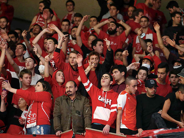 האוהדים האדומים שהגיעו להיכל (אלן שיבר)