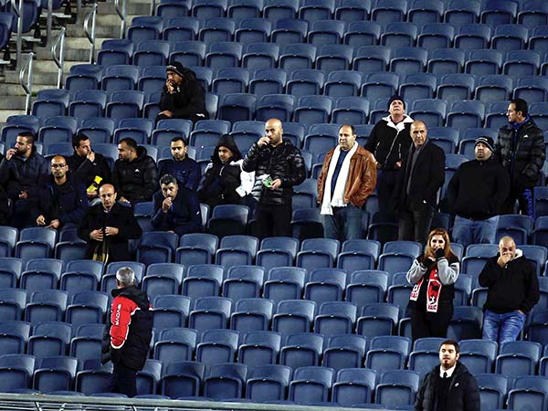 אוהדי סכנין המעטים שהורשו להיכנס לאיצטדיון (אלן שיבר)