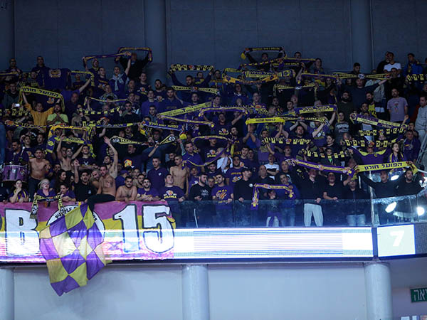 אוהדי חולון בביקור הקודם בארנה