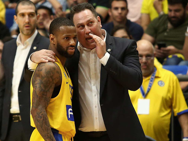 שלשה אדירה במאני טיים. ג'קסון (אלן שיבר)