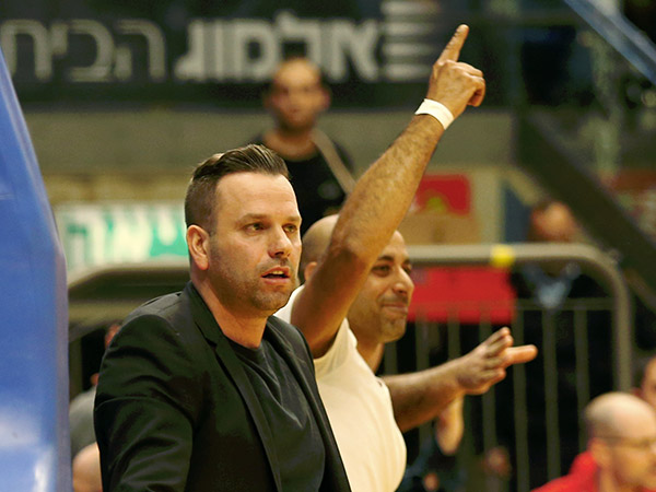 לא הצליח להדליק את השחקנים. אלון (אלן שיבר)