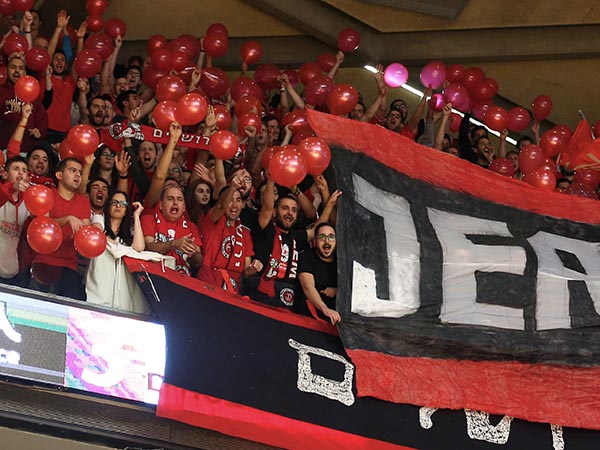 אווירה נפלאה בקלאסיקו הישראלי (צילום: אלן שיבר)