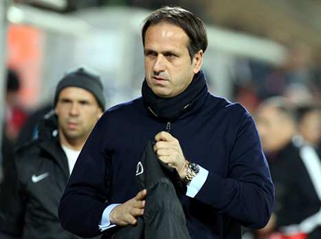 "רוני לוי נראה כמו גבר, משחק אותה גבר אבל הוא לא גבר" (יוסי שקל)