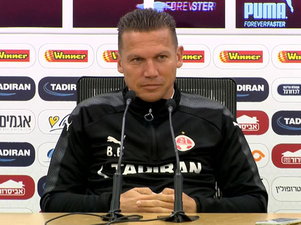 בכר. שומר את הקלפים צמודים לחזה