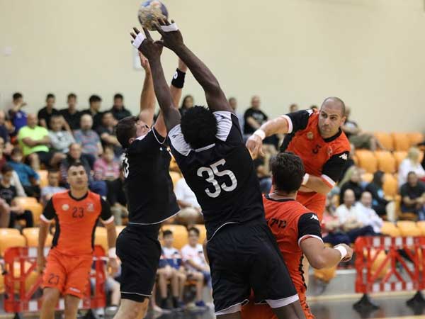 המשחק בין נס ציונה לפתח תקווה (הדר ואן קולא)