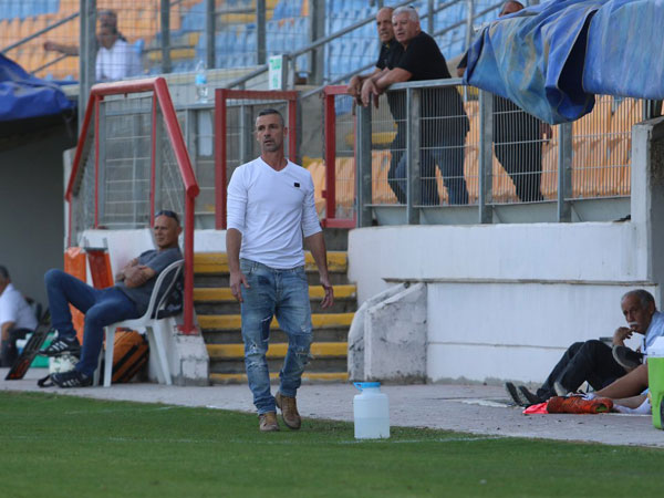 דמות מוכרת על הקווים. מאיר כהן (עודד חסין, דאבל פס)