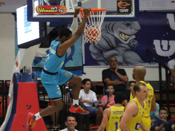 לויד מטביע. זה לא קרה הרבה במחצית הראשונה (מנהלת הליגה)