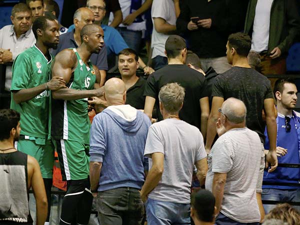 בואומן נקלע לעימות חריף עם האוהדים (אלן שיבר)