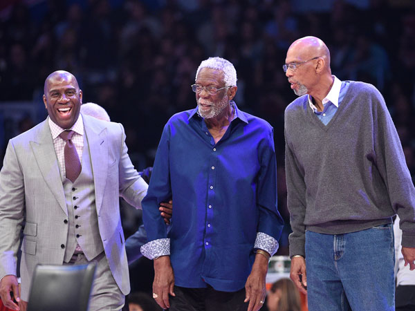 ראסל לצד שתי אגדות לייקרס (Getty)