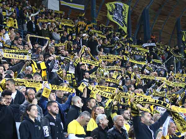 אוהדי בית"ר ימשיכו למחות מול ביתו של טביב (אלן שיבר)