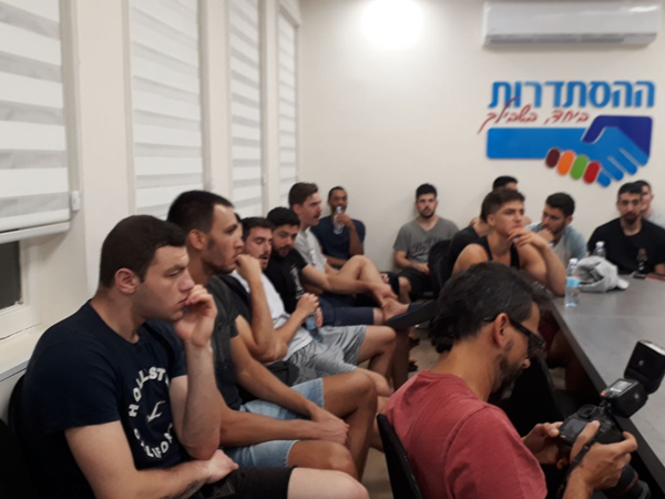 השחקנים מתבצרים בעמדתם