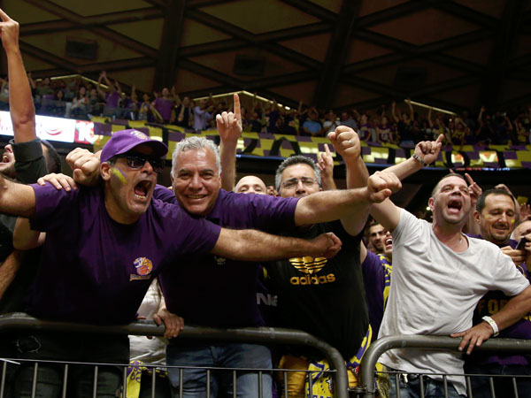 האוהדים של חולון ממשיכים לחלום (אלן שיבר)