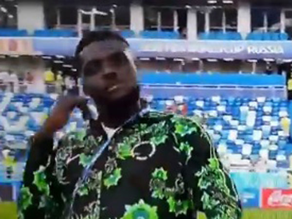 עם חיוך על הפנים. הריקוד של אוגו