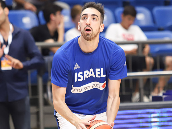 עוד ערב בשנה אותה יעדיף לשכוח. טימור (דני מרון)