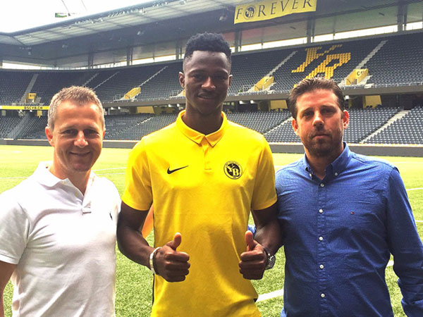 המדים החדשים. קמארה, סוכנו קרין, והמנהל הספורטיבי שפריכר