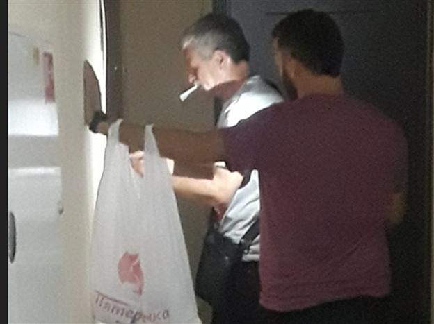 סיגריה בפה, סיגריה ביד, ומנעול אחד שלא נפתח