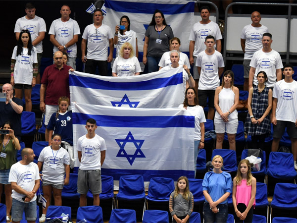 גם הקהל הגיע לתמוך בנבחרת בסלובניה (צילום: Slavko Kolar, EHF)