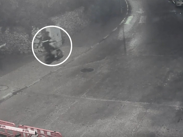 סמט מתועד במצלמות האבטחה מחוץ לביתו של טביב