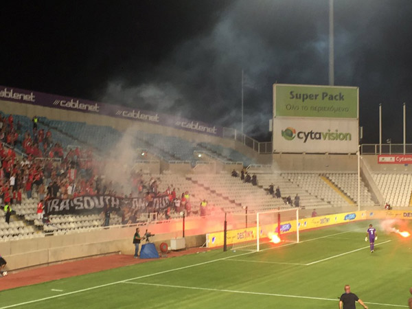 אוהדי ב"ש עם הפירוטכניקה כבר בדקות הראשונות