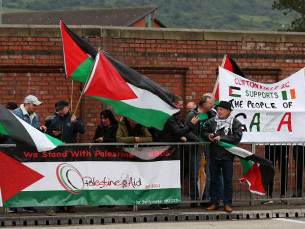 הפגנה פרו פלסטינית מחוץ לאצטדיון (getty)