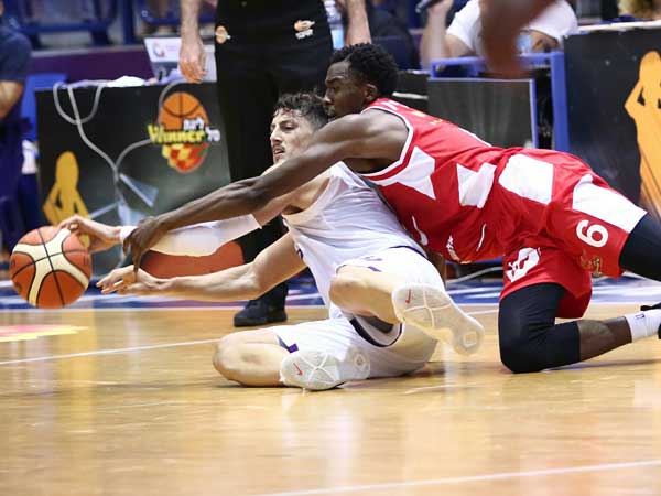 זיו נלחם עם כריסטון על הכדור (באדיבות מנהלת הליגה)